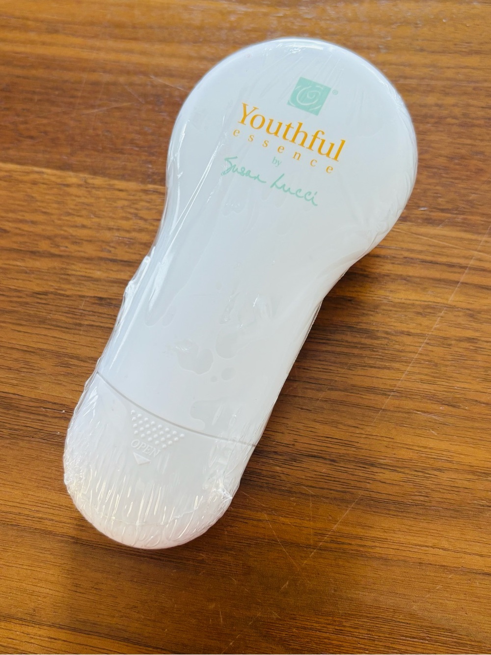 New/Sealed Susan Lucci Youthful Essence Handheld Facial Cleansing Device
